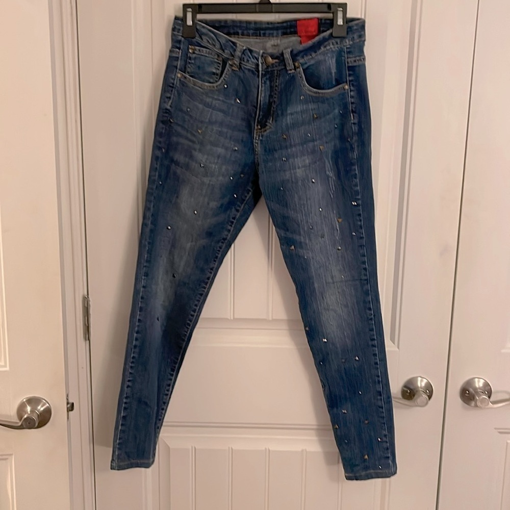 V Cristina women’s size 8 STARZ and studs ankle jeans, distressed midrise light